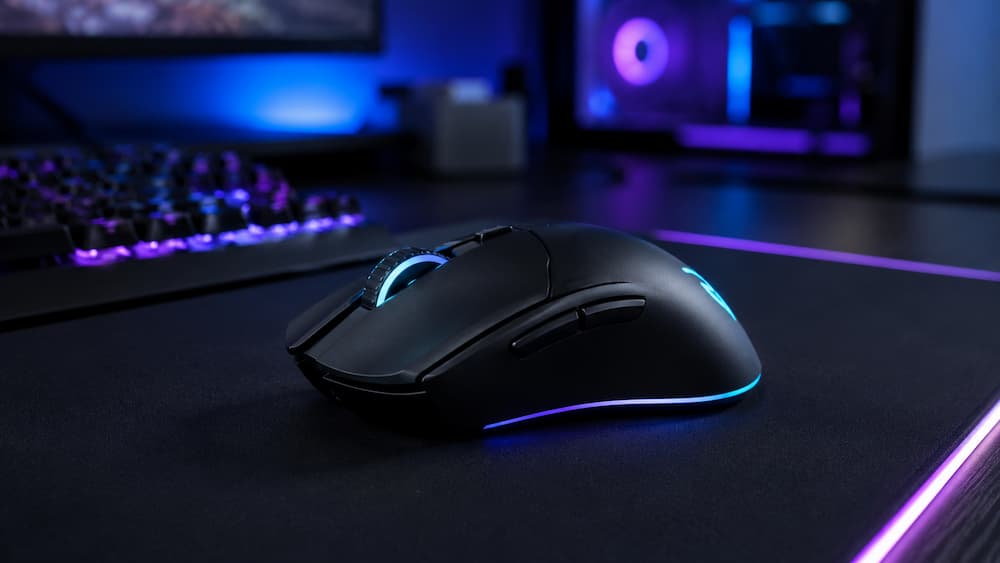 Ilustrație originală pentru articolul Cum alegi un mouse de gaming: formă, senzor, greutate și conectivitate